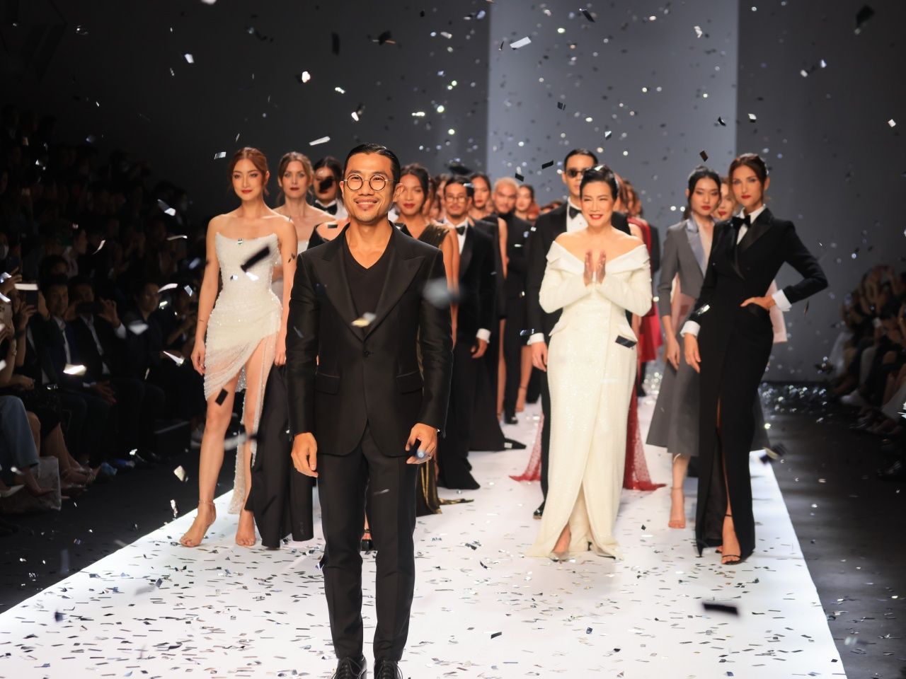 คอลเลกชันของดีไซเนอร์ดัง ฌอน -ชวนล ไคสิริ แห่ง POEM