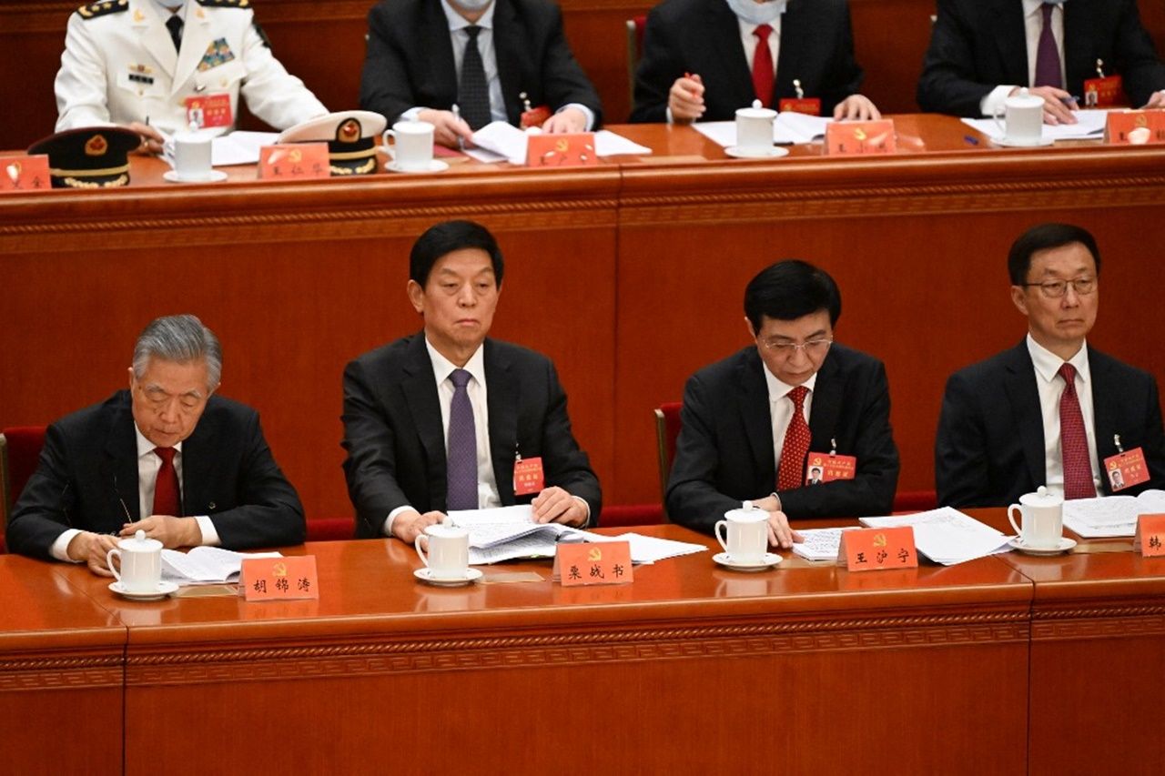 (จากซ้าย) หู จิ่นเทา อดีตประธานาธิบดีจีน กับสมาชิกคณะกรมการเมืองถาวรชุดปัจจุบันได้แก่ นายหลี่ จ้านชู, หวัง หู่หลิง และ ฮั่น เจิ้ง