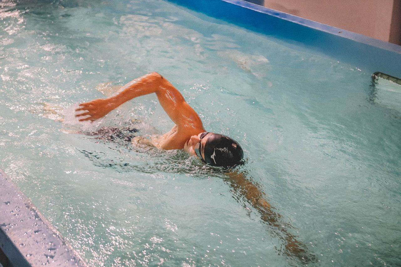 โตโน่ ภาคิน กำลังเตรียมความพร้อมของร่างกายก่อนทำกิจกรรม One Man And The Sea “หนึ่งคนว่าย หลายคนช่วย” เมื่อปี 2563 // ภาพจากเว็บไซต์คณะวิทยาศาสตร์การกีฬา จุฬาลงกรณ์มหาวิทยาลัย