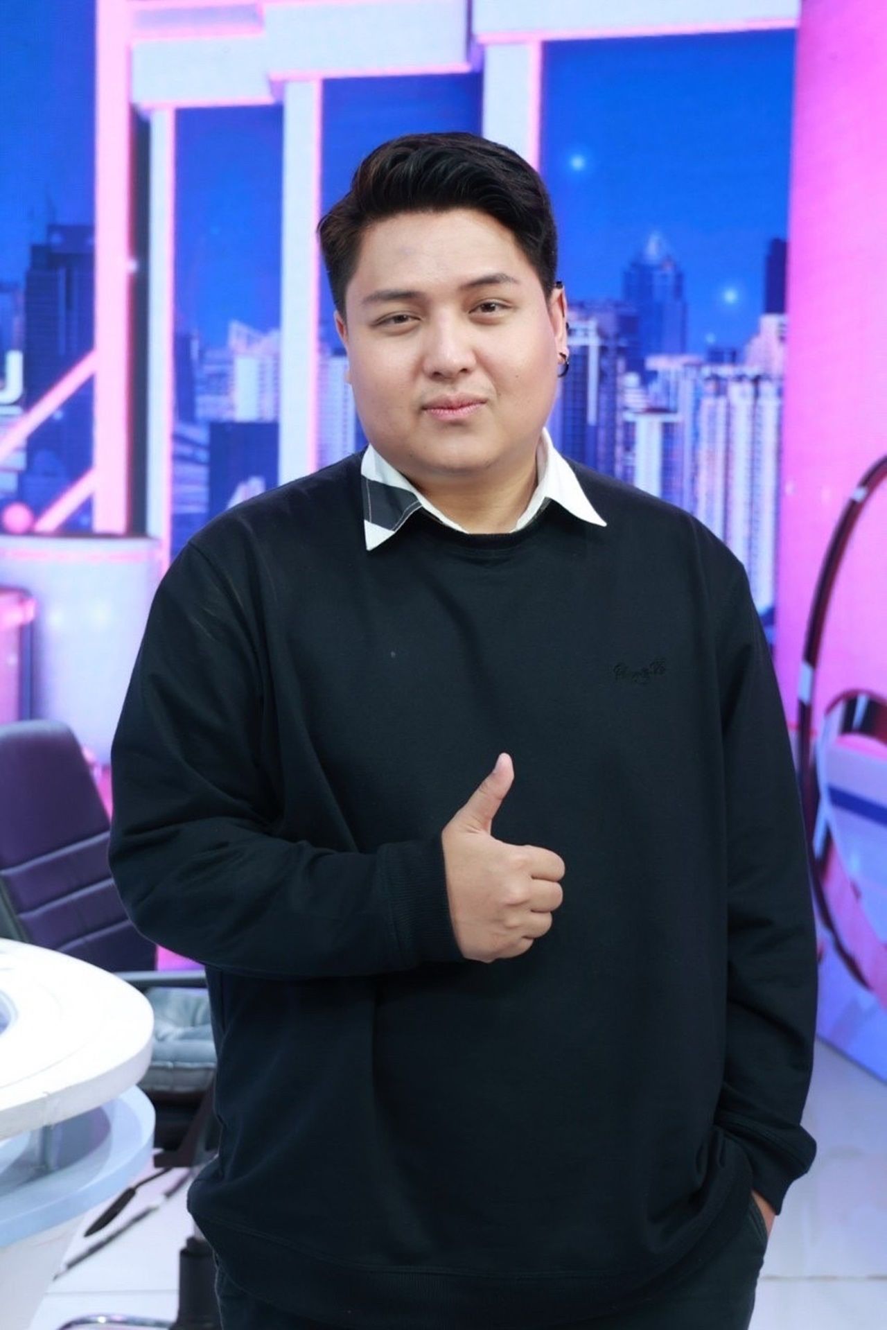 คิว ลูกชาย รุ่ง สุริยา