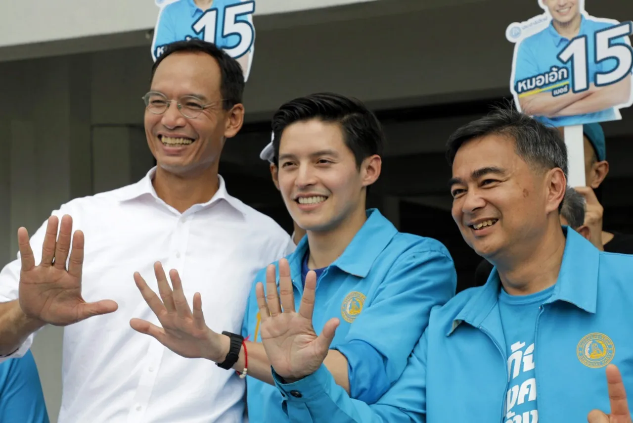 นายอภิสิทธิ์ เวชชาชีวะ หัวหน้าพรรคประชาธิปัตย์ พร้อมด้วย นายกรณ์ จาติกวณิช นำนายแพทย์คณวัฒน์ จันทรลาวัณย์ ผู้สมัคร ส.ส.กทม. พรรคประชาธิปัตย์ เบอร์ 15 (เขตเลือกตั้งที่ 7 เขตบางซื่อ-เขตดุสิต) เดินพบปะทักทายประชาชน เพื่อรณรงค์ให้ประชาชนออกมาใช้สิทธิ์เลือกตั้ง ส.ส. ในวันที่ 24 มีนาคม 2562