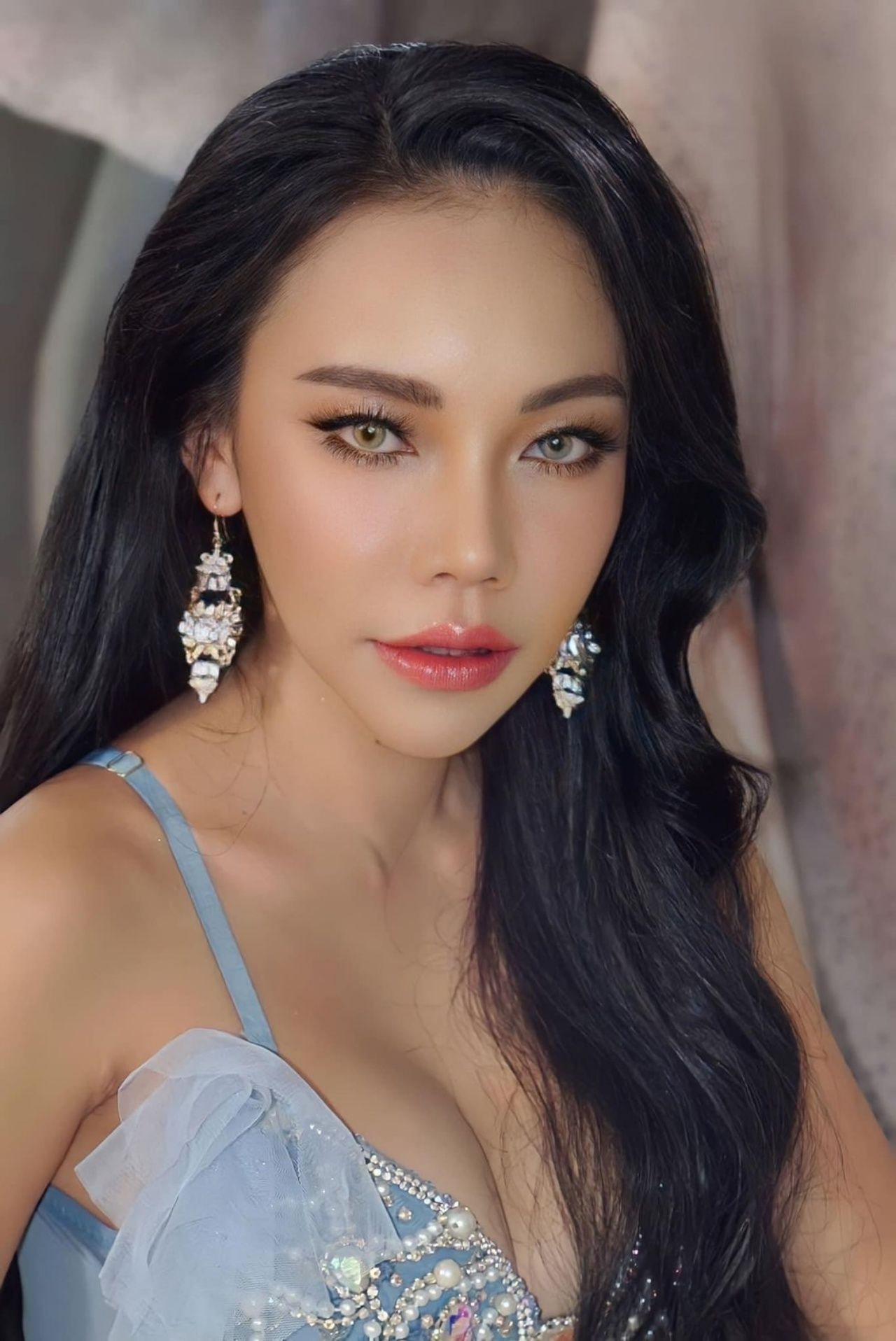 เอ็มมี่ อมลวรรณ 