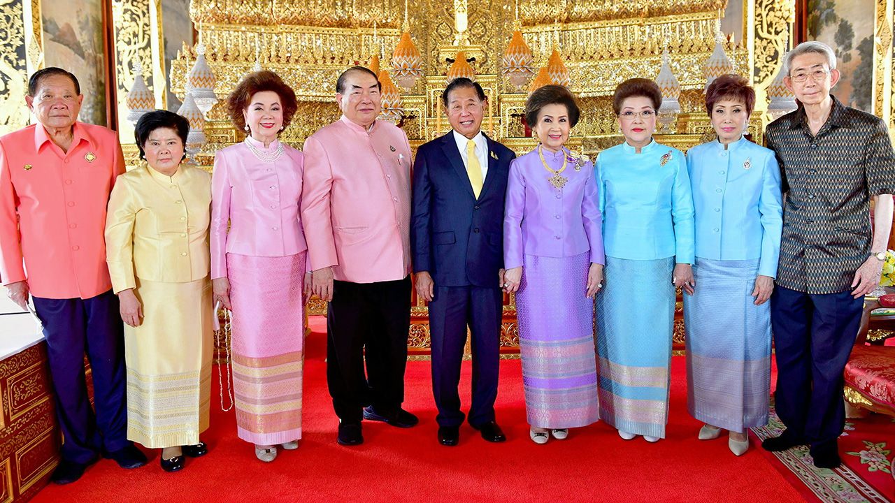 ถวายผ้ากฐิน - ประจักษ์–ละออ ตั้งคารวคุณ เป็นประธานในพิธีถวายผ้าพระกฐินพระราชทาน โดยมี วรวิทย์–พัชรา วีรบวรพงศ์, เสาวณีย์ อักษรานุวัตร, วิภาดา ธรรมาวรานุคุปต์, กิตติพงษ์ เตรัตนชัย และ เพิ่มศักดิ์ สิงห์สมบุญ มาร่วมในพิธีด้วย ที่วัดเทวราชกุญชร วันก่อน.