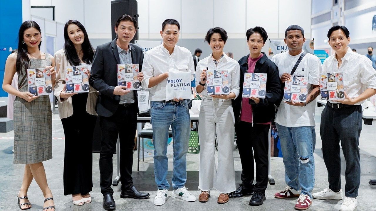 น่าอ่าน พลอย-ณัฐณิชา บุญเลิศ เชฟคนเก่งผู้พ่วงตำแหน่ง 1 ใน 4 คนสุดท้ายของรายการ “มาสเตอร์เชฟ ไทยแลนด์ ซีซัน 1” ได้เปิดตัวหนังสือเล่มที่ 2 ชื่อว่า “ENJOY PLATING with Ploy” ในงาน “มหกรรมหนังสือระดับชาติ ครั้งที่ 27”โดยมี ม.ล.ภาสันต์ สวัสดิวัตน์, ศักดิ์ดา ฉัตรสุรเดช และเพื่อนๆจากรายการมาสเตอร์เชฟฯ มาร่วมแสดงความยินดี ณ ศูนย์การประชุมแห่งชาติสิริกิติ์ วันก่อน.