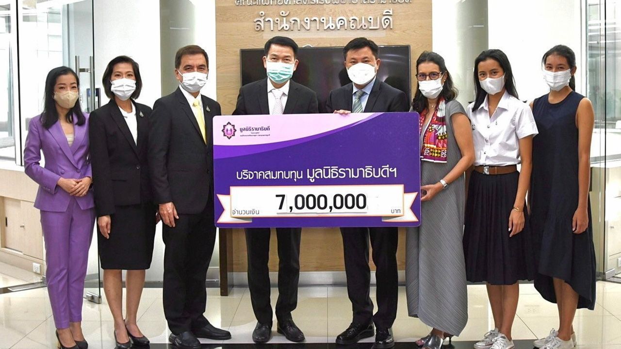 มอบเงิน ถกลเกียรติ–กณิการ์ วีรวรรณ และบุตรสาว มอบเงินบริจาคแก่มูลนิธิรามาธิบดีฯ จากการประมูลกล้องดิจิทัล Leica M10-P ชุบทองคำเพื่อการกุศล ใน “โครงการ กล้องถ่ายภาพชุดพิเศษ Leica รุ่น M10 Limited Edition เฉลิมพระเกียรติฯ” โดยมี ศ.นพ.ปิยะมิตร ศรีธรา คณบดีคณะแพทยศาสตร์โรงพยาบาลรามาธิบดี ให้เกียรติรับมอบเงิน ณ โรงพยาบาลรามาธิบดี เมื่อวันก่อน.