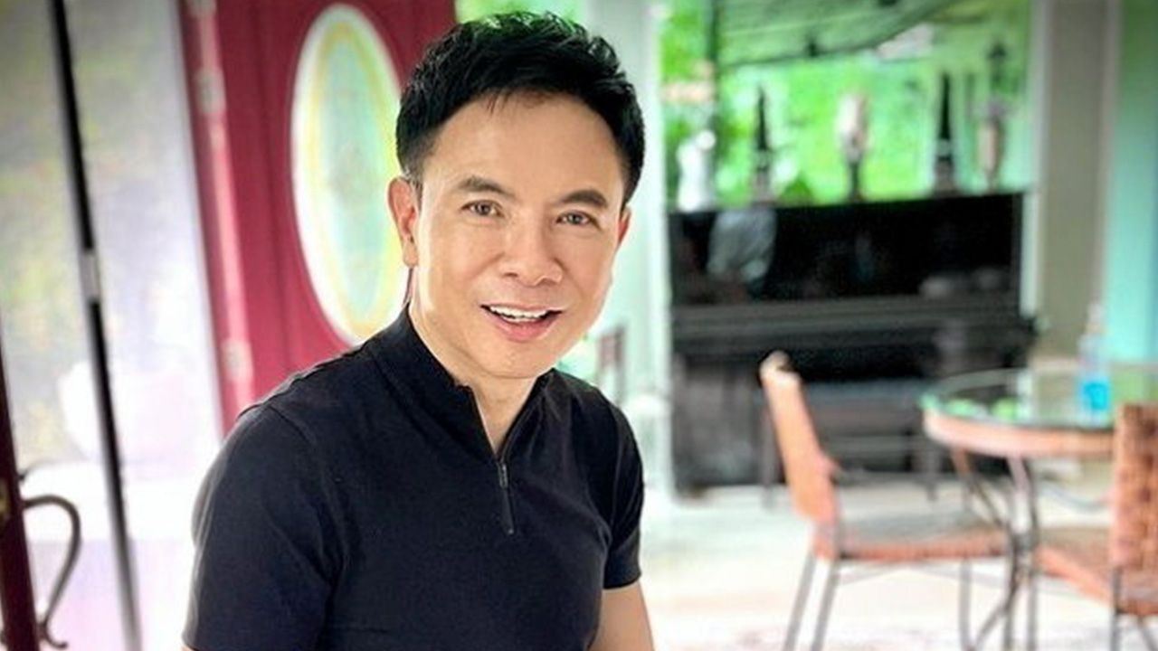 ด้านอาหมู–ดิลก ที่แสดงเป็นพ่อของ โก้ ในละคร “ขิงก็รา ข่าก็แรง” ได้เข้ามาเมนต์ให้กำลังใจเจ้าลูกชายทันที “ความมั่นคงของงาน ไม่ได้ขึ้นอยู่กับใคร แต่ขึ้นอยู่กับ “ของ” ที่เรามี” ...เยี่ยมมากพ่อ.