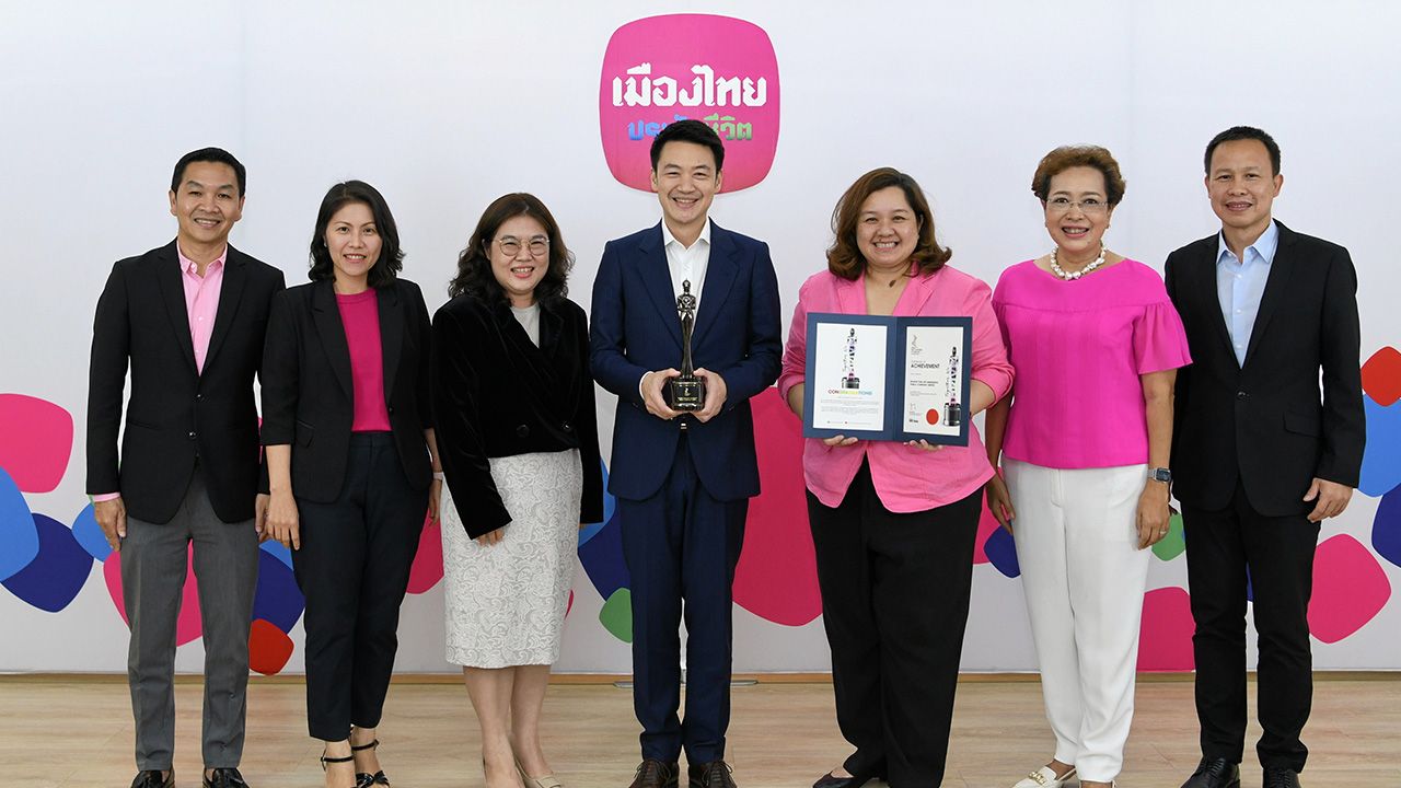 ยอดเยี่ยม ดร.สุธี โมกขะเวส จาก บ.เมืองไทยประกันชีวิต รับรางวัลระดับสากล “HR Asia Best Companies to Work for in Asia” จากนิตยสาร HR Asia ของบริษัท BMI ประเทศมาเลเซีย โดยมี พิตราภรณ์ บุณยรัตพันธุ์ มาร่วมปลื้มด้วย ที่เมืองไทยประกันชีวิต สำนักงานใหญ่ วันก่อน.