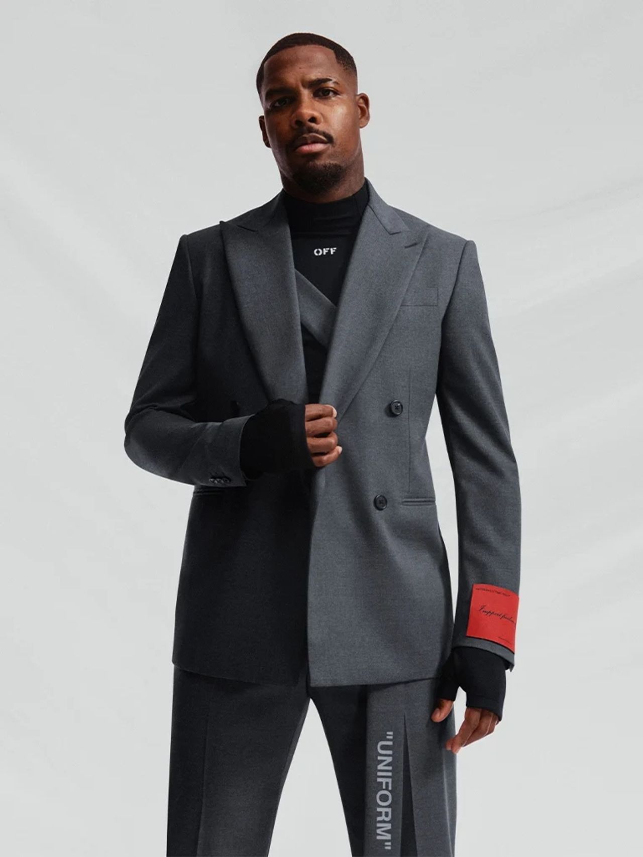 ฟิกาโย โทโมริ ในสไตล์เรียบหรูในคอลเลกชัน ออฟ-ไวท์ x เอซี มิลาน