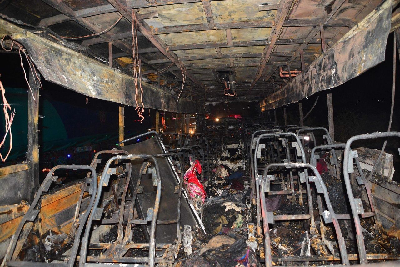 สภาพรถบัสกลายเป็นเศษเหล็ก หลังเกิดไฟไหม้รุนแรงบนรถ เมื่อคืนวันพุธที่ 12 ต.ค.2565 ทำให้ชาวปากีสถานซึ่งเป็นสมาชิกในตระกูลเดียวกัน โดนไฟคลอก เสียชีวิต 18 ศพ