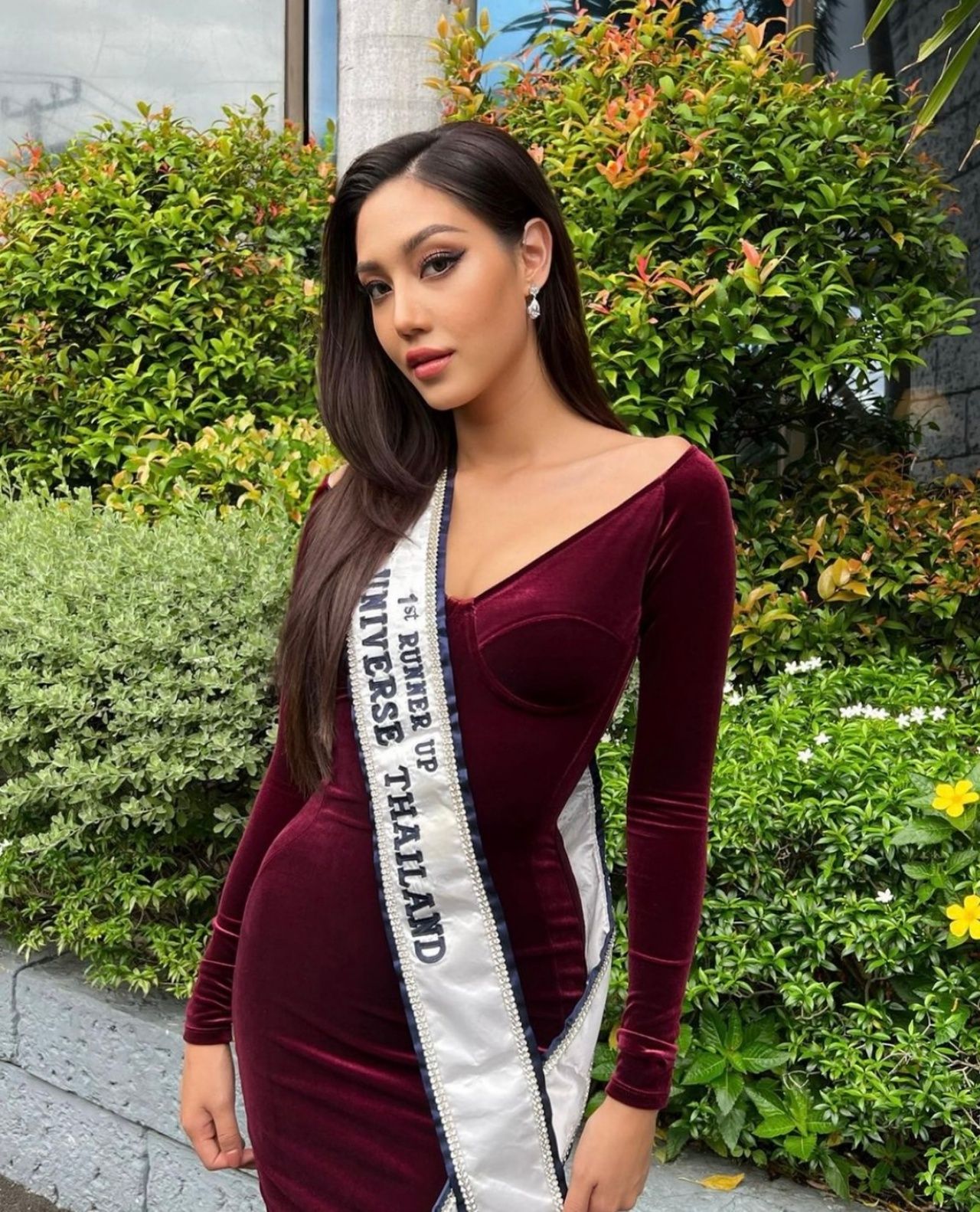 นิโคลีน พิชาภา สละตำแหน่ง