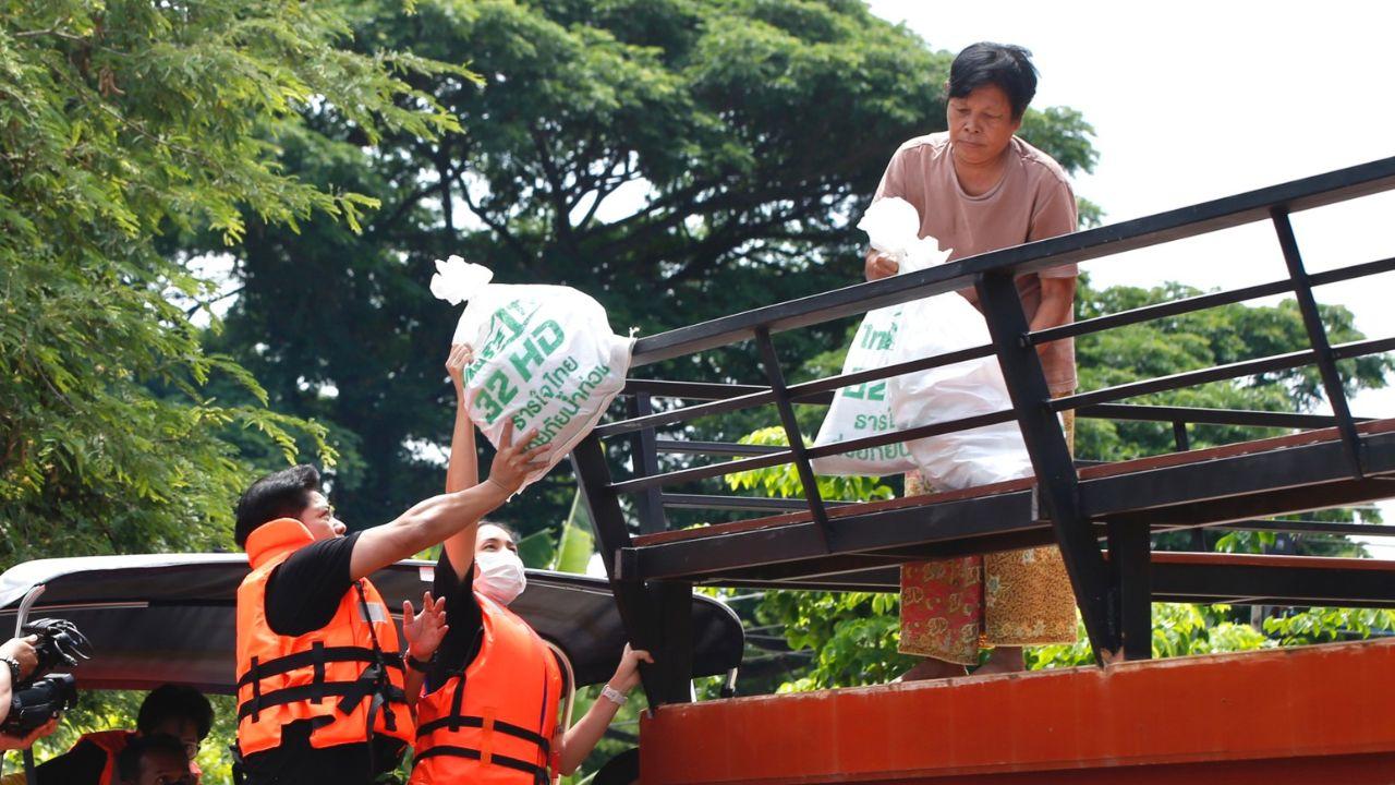 "ธารใจไทยรัฐ ช่วยภัยน้ำท่วม" ขนขบวนยักษเขียวแจกถุงยังชีพอยุธยา