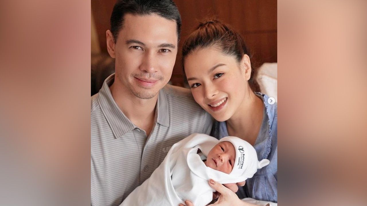 เพิ่งเห็นถ่ายแฟชั่นอวดท้องอยู่เลย อีกวันถัดมา ลีเดีย–ศรัณย์ รัชต์ เข้าโรงพยาบาลไปคลอดลูกคนที่สาม ด.ช.ดีออน ดีน เรียบร้อยแล้ว... มันง่ายแบบนั้นเลยเหรอแม้?