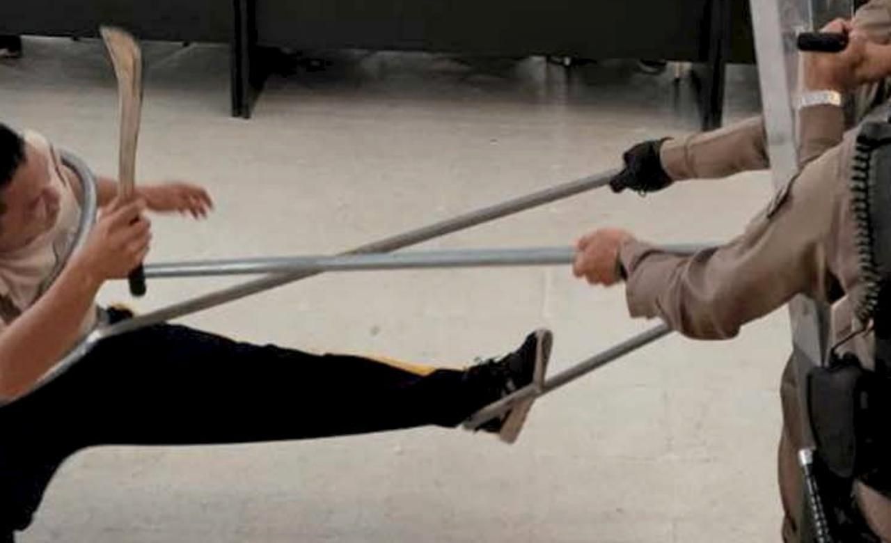 ตำรวจฝึกซ้อมยุทธวิธีสยบคนคลุ้มคลั่งด้วยไม้ง่าม