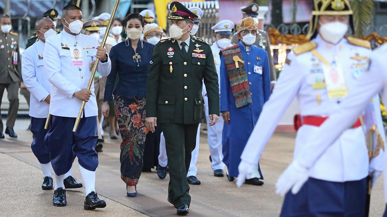 เสด็จปัตตานี พระราชทานรางวัล อัญเชิญพระคัมภีร์ กับ ร.ร.สอนศาสนา "กก.อิสลามดีเด่น"