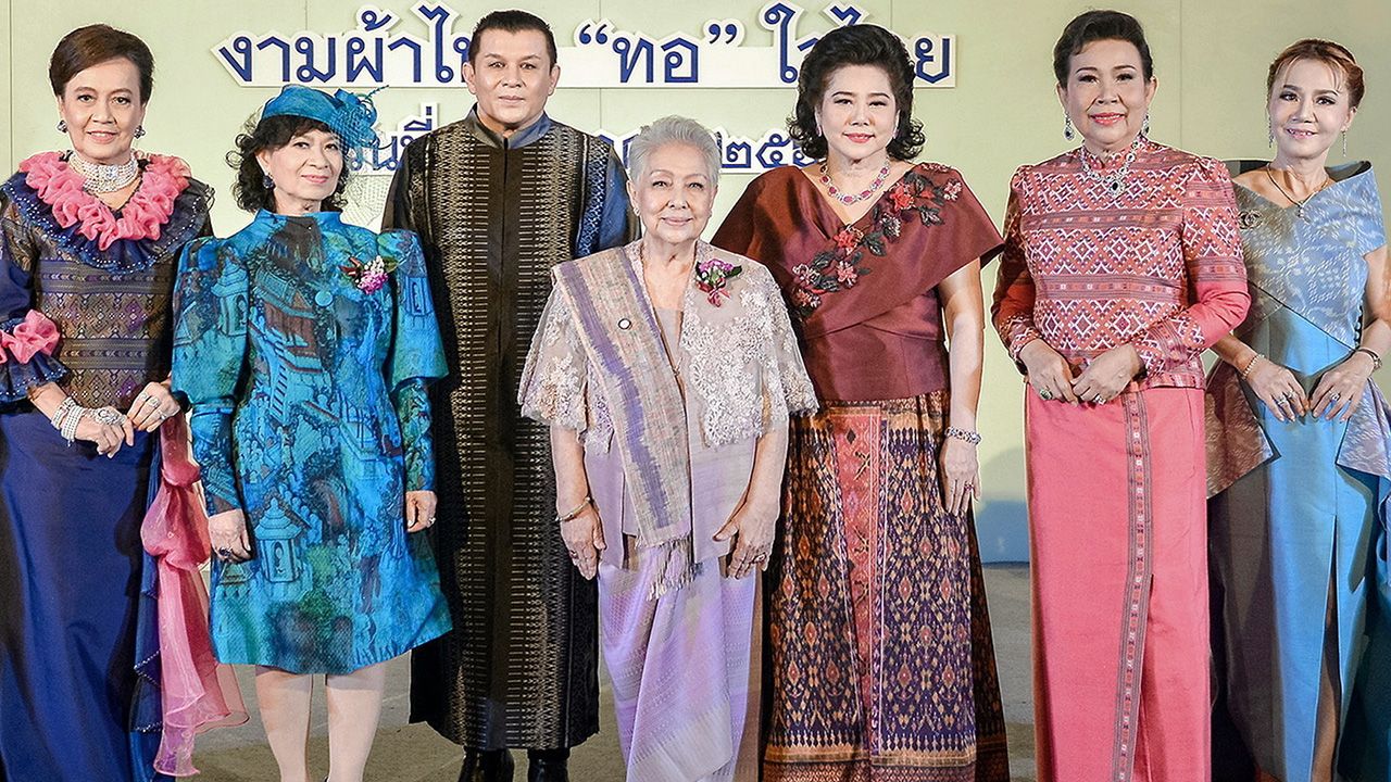 ดูแฟชั่น ดร.สุรภีร์ โรจนวงศ์ เปิดงานแฟชั่นโชว์ “งานผ้าไทย “ทอ” ใจไทย” โดยมี โสภาส ณตะกั่วทุ่ง, อัญชลีพรรณ อมรวิวัฒน์, จงชนก พัชรประภากร, เพ็ญประภา วุฒิเวทย์, ณิภารัตน์ เลิศอริยกฤต และ ดร.ลาลีวรรณ กาญจนจารี มาร่วมงานด้วย ที่ รร.มิราเคิล แกรนด์ วันก่อน.