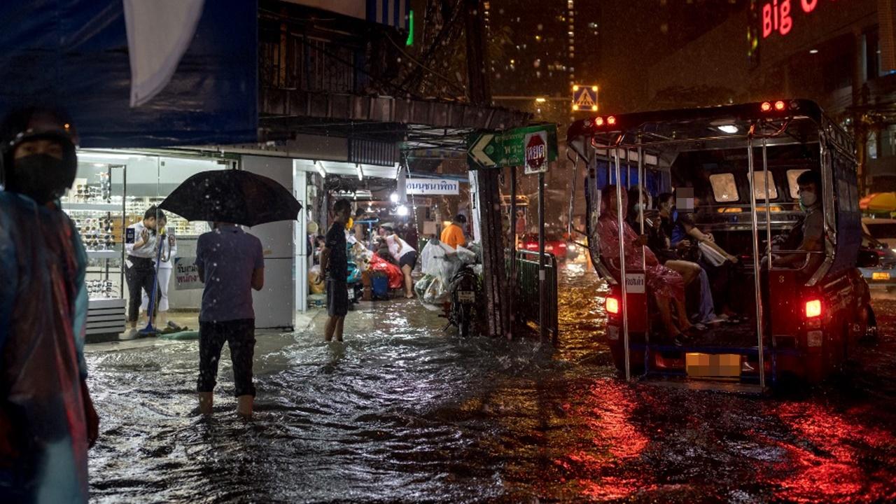 สภาพอากาศวันนี้ ทั่วไทยยังมีฝนตกหนัก ตอนบนอุณหภูมิลด 1-3 องศา