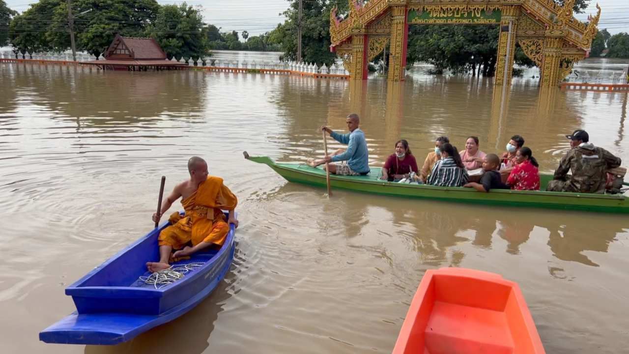 ชาวบ้านสรรพยาพายเรือมาวัด เพื่อทำบุญวันออกพรรษา แม้น้ำจะท่วมสูง 3 เมตร