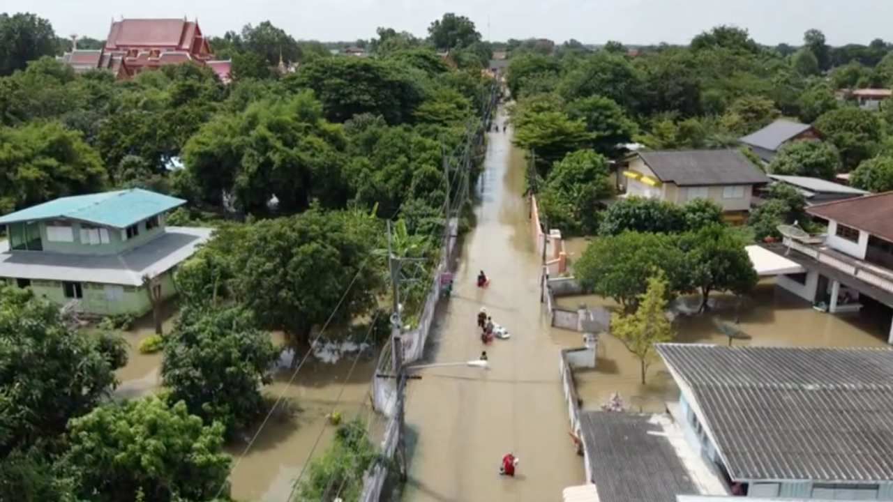 ท้ายเขื่อนพระราม 6 อ่วม อ.ท่าเรือ น้ำท่วมหนัก อบจ.อยุธยา ลงไปเยี่ยมชาวบ้าน
