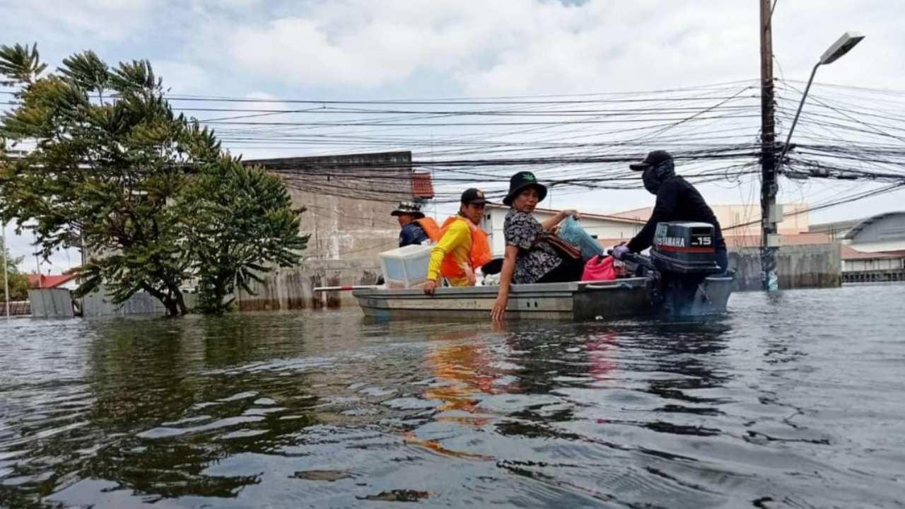 น้ำมูลทะลักไม่หยุด น้ำท่วมอุบลฯ กระทบเขตเมืองหนัก ถนนหลายสายถูกตัดขาด