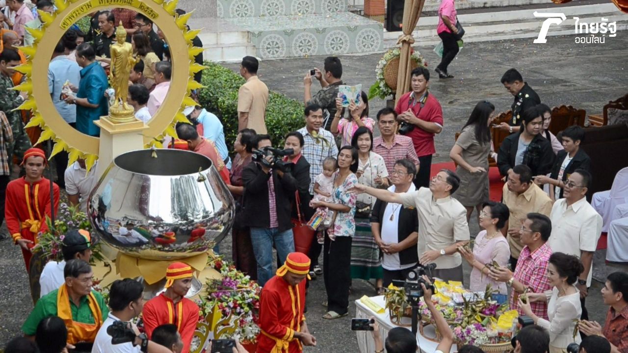 ที่มาของเข้าวต้มลูกโยนคาดว่ามาจากการที่มีผู้คนจำนวนมากมารอใส่บาตร ทำให้ไม่สามารถเข้าถึงตัวพระได้ จึงได้มีการนำข้าวมาปั้นเป็นลูกแล้วโยนใส่บาตรนั่นเอง