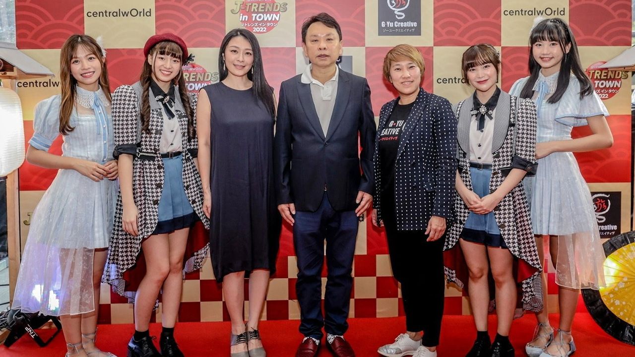 ญี่ปุ่นมาแล้ว ดร.ณัฐกิตติ์ ตั้งพูลสินธนา, ยุพเรศ เอกธุระประคัลภ์ และ โทโมมิ โคบายาชิ เปิด J-Trends in Town 2022 งานรวมความเป็นญี่ปุ่นครบทุกรูปแบบ โดยมี พิชญ์สินี อิทธิรัตนะโกมล, บัณฑิฏา สันตยารมณ์ และ ชดาธาร ด่านกุล มาร่วมงานด้วย ที่เซ็นทรัลเวิลด์ วันก่อน.