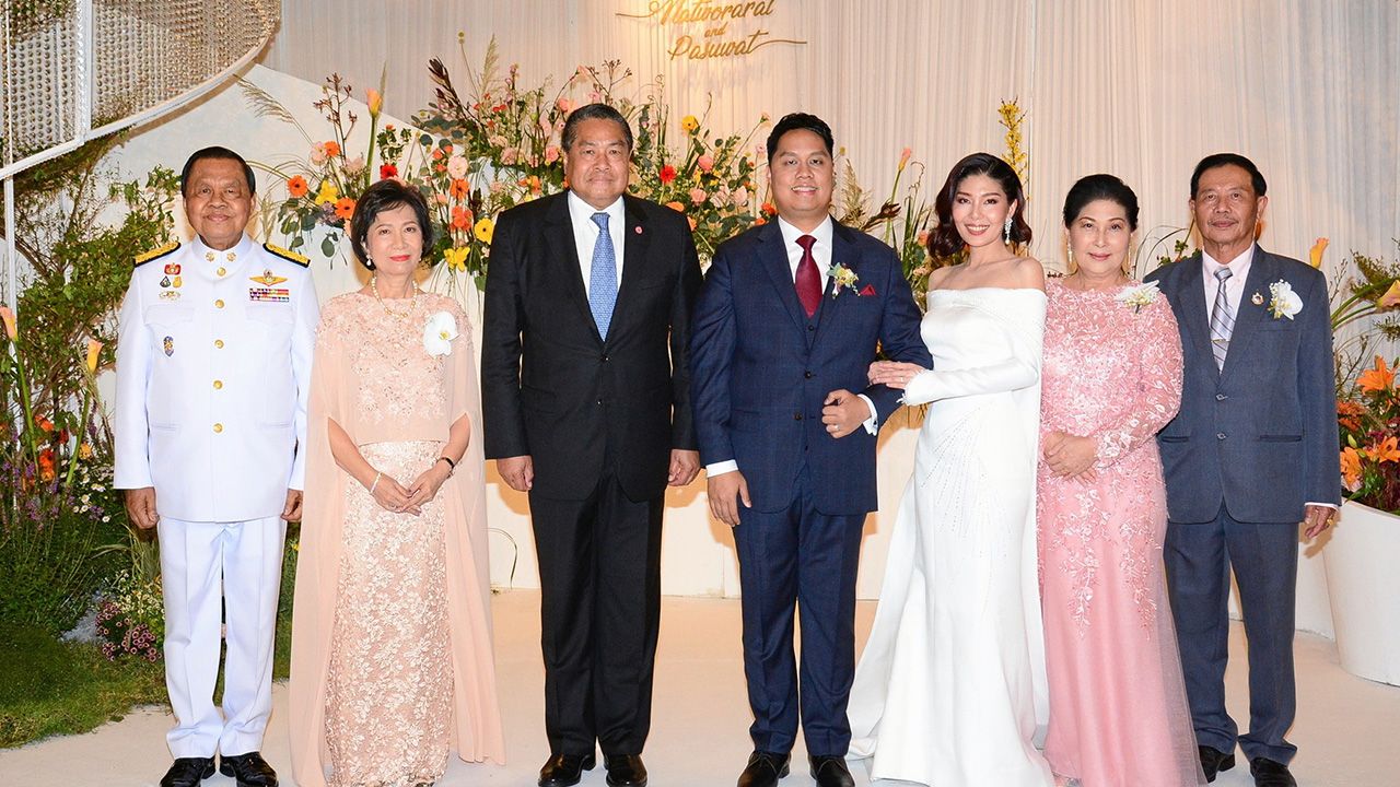 ฉลองสมรส พลากร สุวรรณรัฐ องคมนตรี เป็นประธานในงานเลี้ยงฉลองสมรสพระราชทานระหว่าง ณัชวรรัศ บุตรี วรรณพงศ์-สมจิตต์ ขันติสิทธิ์ กับ พสุวัตร บุตร พล.อ.วิชิต–พล.ท.หญิง จุไรภัทร ยาทิพย์ ท่ามกลางความปลื้มปีติของผู้มาร่วมงาน ที่ห้องคริสตัลฮอลล์ โรงแรมดิ แอทธินี วันก่อน.