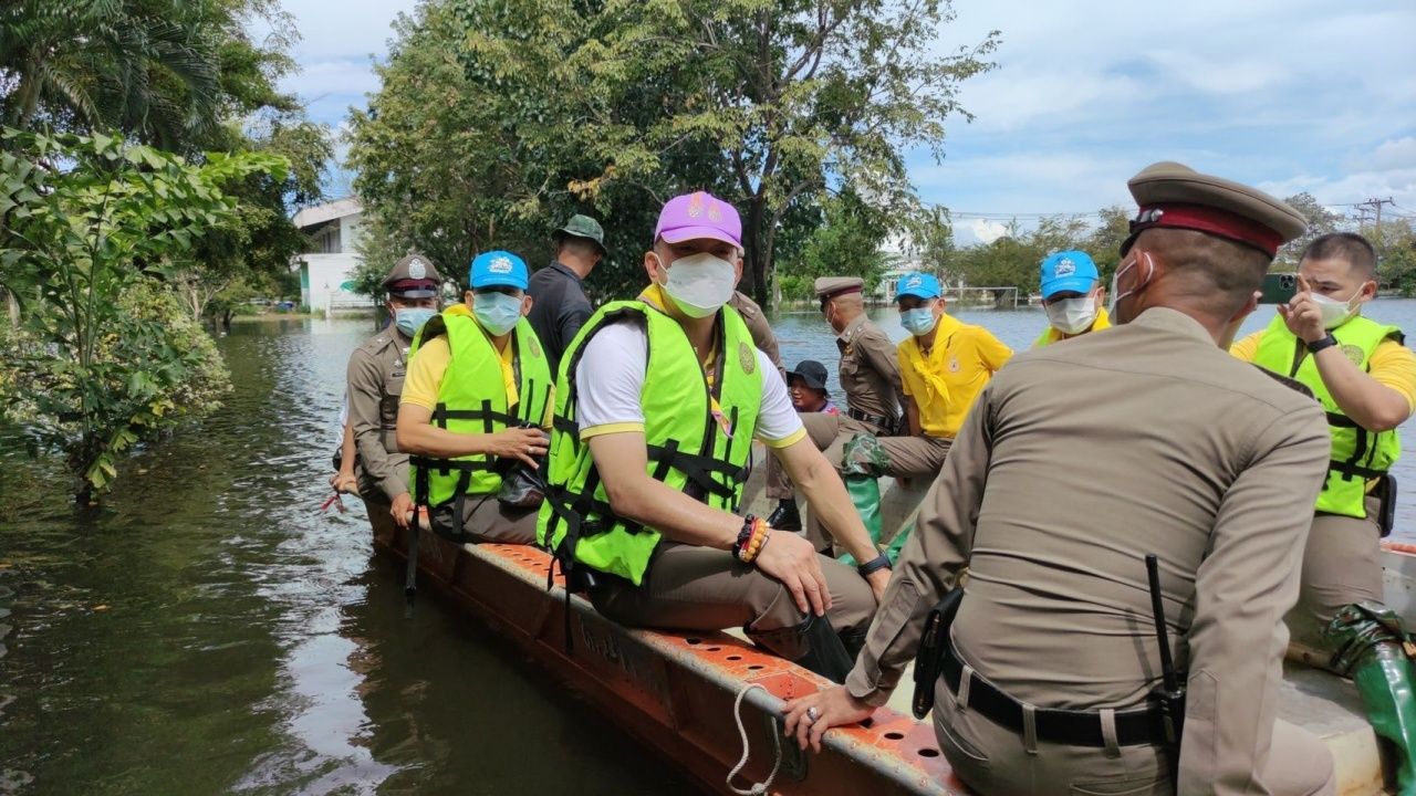 "บิ๊กหลวง" ลุย 3 จ.อีสาน เยี่ยม ตร.-ปชช.น้ำท่วม พร้อมแจกถุงยังชีพ