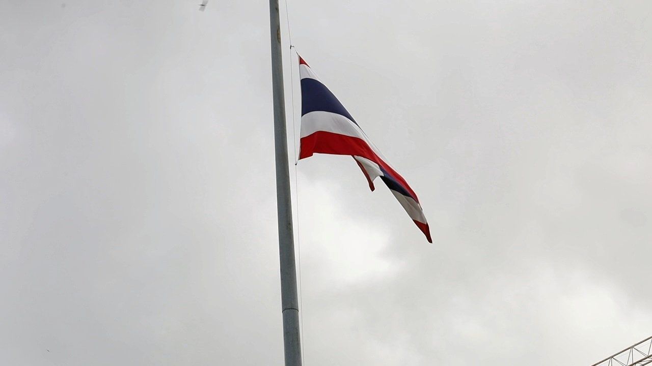 ลดธงชาติครึ่งเสา ไว้อาลัยเหยื่อเหตุกราดยิงหนองบัวลำภู