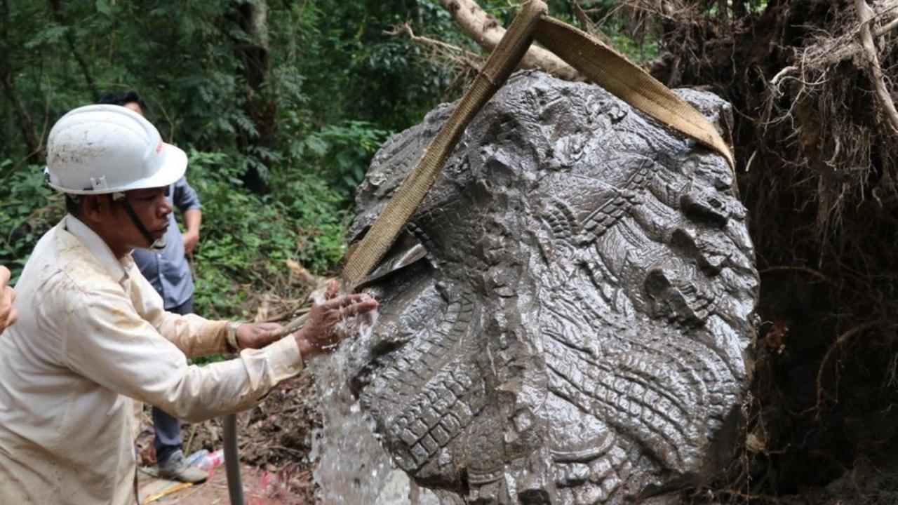 ตะลึง กัมพูชาพบรูปปั้น ‘หัวพญานาค’ ฝังใต้ดิน ในนครวัด อายุหลายร้อยปี