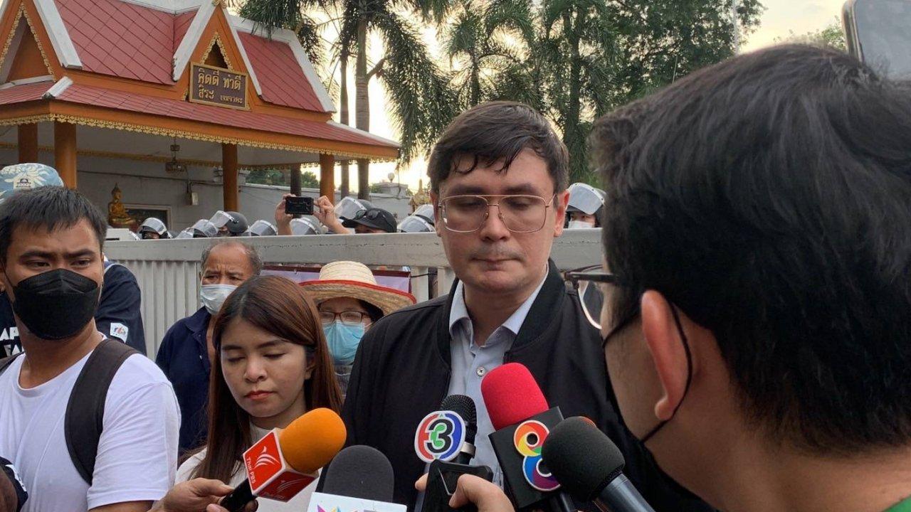 25 ผู้ชุมนุม อยู่ สน.ทุ่งสองห้อง 'โรม' เข้าเยี่ยม บอกอาจประกันตัวไม่ทันวันนี้