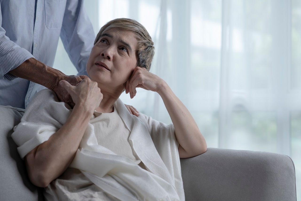 ภาษากาย เช่น การมองตาผู้ฟัง หรือการสัมผัสเพื่อปลอบโยน คือการปลอบใจที่ดีกว่าคำพูด