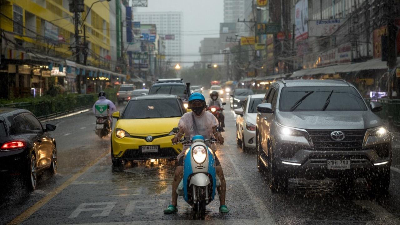 สภาพอากาศวันนี้ มีฝนฟ้าคะนองทุกภาค ใต้ตกหนัก-กทม.ฉ่ำร้อยละ 60 ของพื้นที่