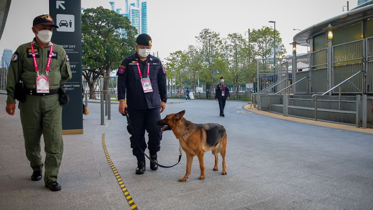 วันสุดท้ายประชุม APEC จนท. EOD เข้มตรวจวัตถุระเบิดใน-นอกอาคาร ก่อน "บิ๊กตู่" แถลงข่าว