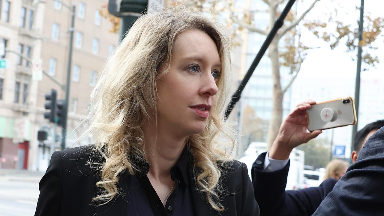 Elizabeth Holmes ผู้ก่อตั้งบริษัทสตาร์ทอัพ Theranos ถูกตัดสินจำคุก 11 ปี ในความผิดคดีฉ้อโกง