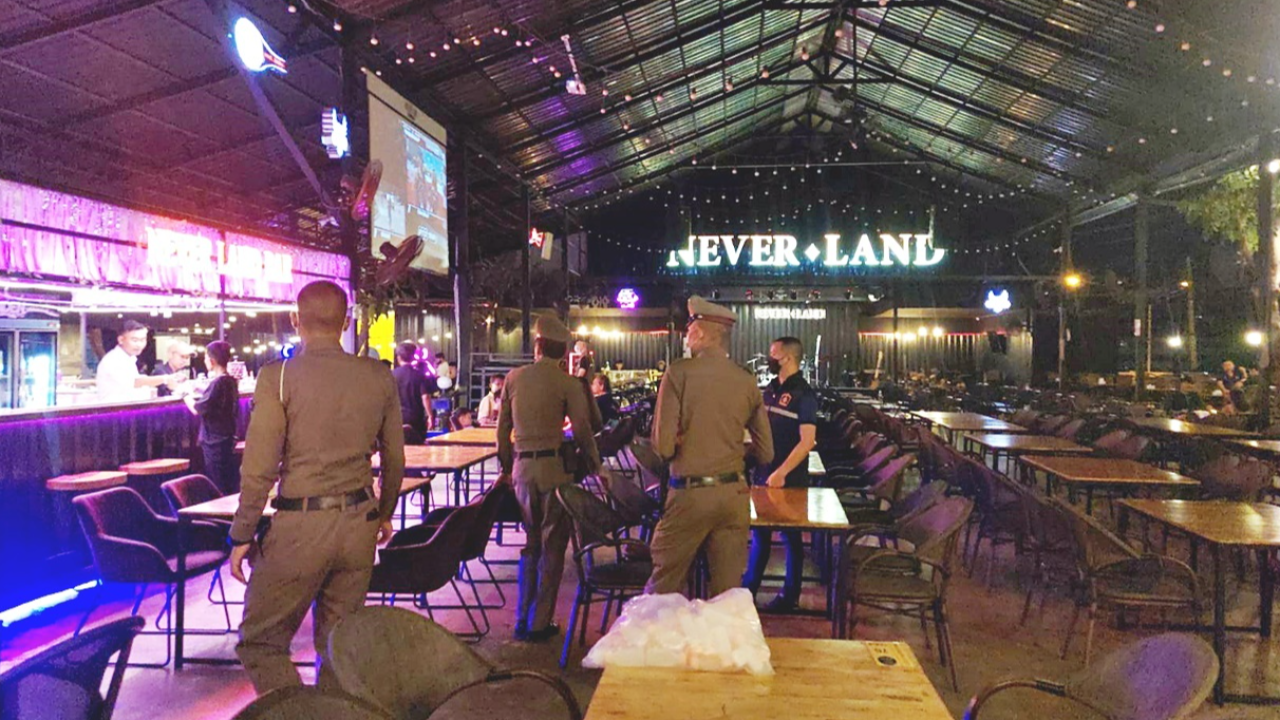 สั่งปิดร้านเหล้า เปิดในพื้นที่ เมาน์เท่นบีสัตหีบ ผับไฟไหม้ตาย 26 ศพ