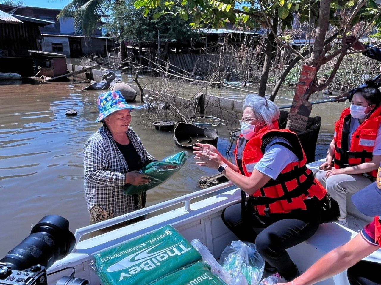 นางธารทิพย์ ศิรินุพงศ์ ลงเรือนำผ้าห่มแจกแก่ผู้ประสบภัยที่ จ.มหาสารคาม.