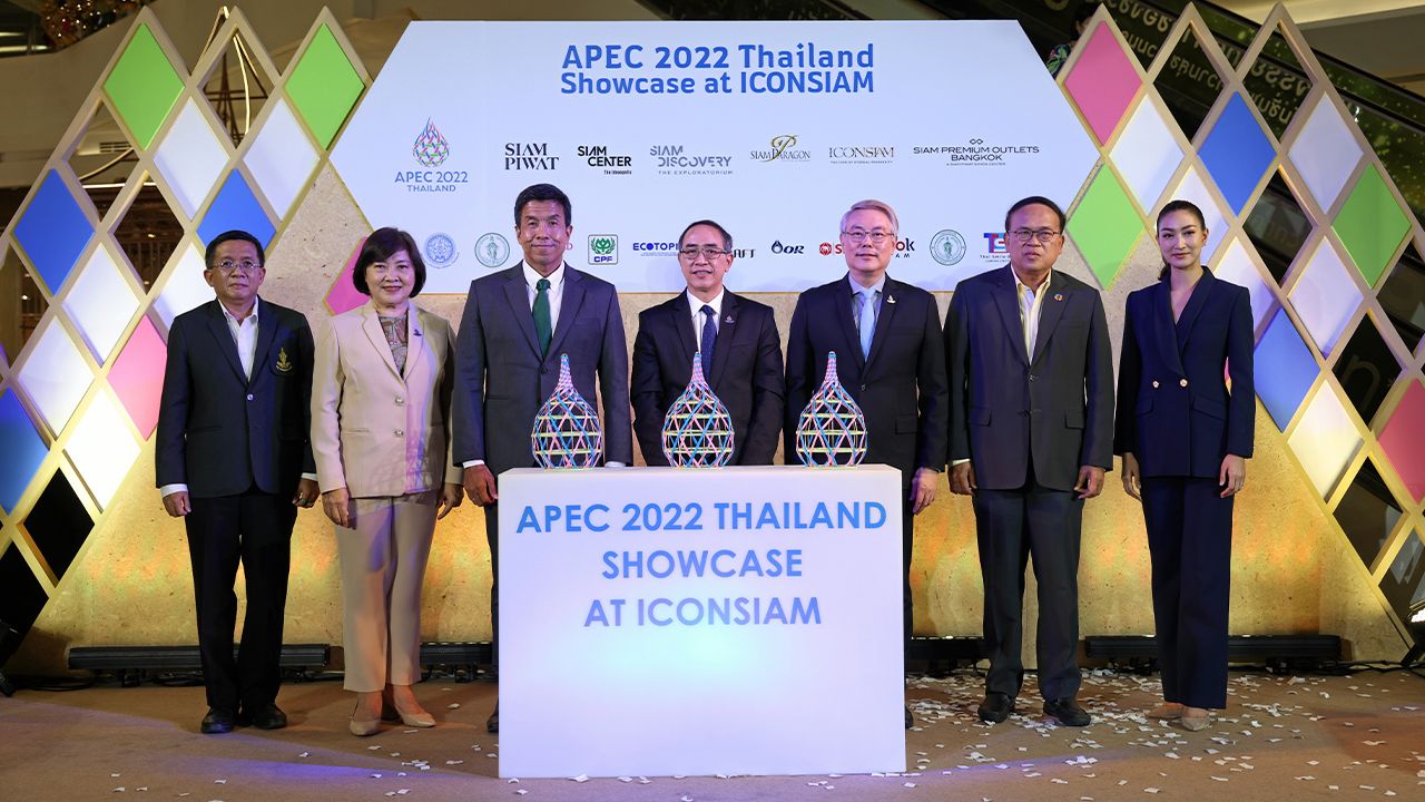 เอเปก ธานี แสงรัตน์ และ รศ.ชัชชาติ สิทธิพันธุ์ เปิดงาน “APEC 2022 Thailand : Showcase at ICONSIAM” เพื่อให้ความรู้ความเข้าใจเกี่ยวกับการประชุมเอเปก โดยมี ดร.วิจารย์ สิมาฉายา, นราทิพย์ รัตตประดิษฐ์ และ สุพจน์ ชัยวัฒน์ศิริกุล มาร่วมงานด้วย ที่ไอคอนสยาม วันก่อน.