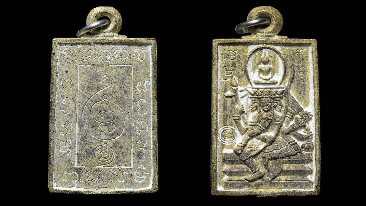 เหรียญพระพุทธเจ้าเหนือพรหม เนื้อทองเหลือง พ.ศ.๒๕๒๒ หลวงปู่ดู่ พรหมปัญโญ วัดประดู่ ของโอลาฟ กิตติศิริสวัสดิ์.