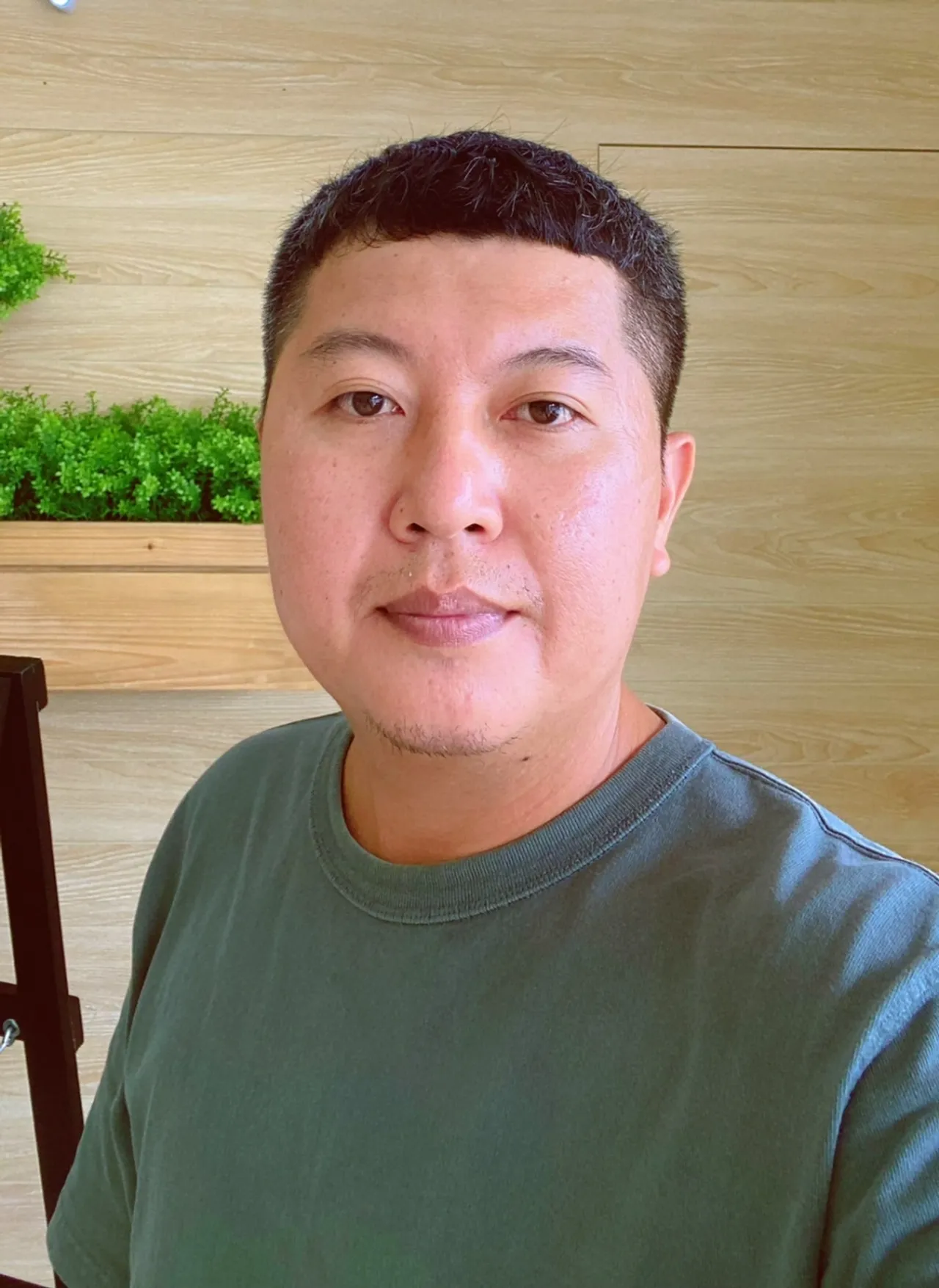 คุณธิติ พันธเสน หรือ คุณโก้ ทายาท รุ่นที่ 3 ร้านกุเลาทองแม่แป้นตากใบ