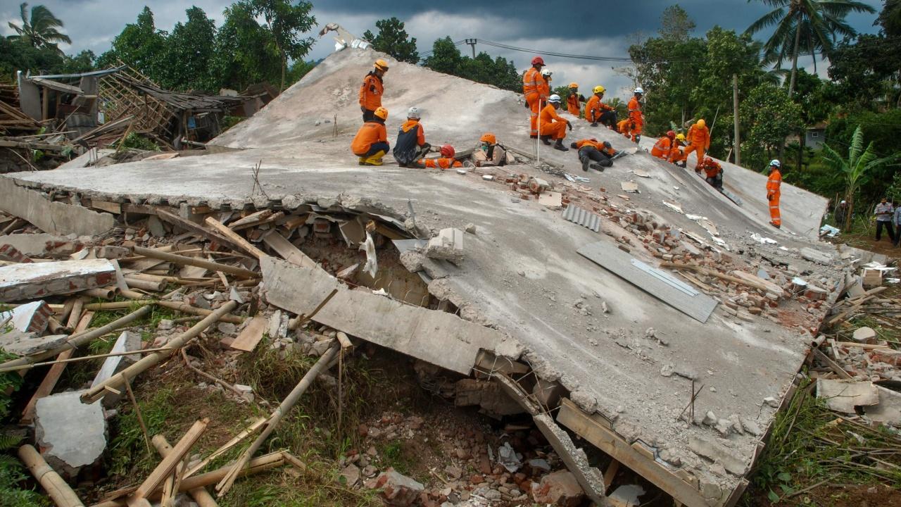 สลด เหยื่อแผ่นดินไหวเขย่าอินโดนีเซีย พุ่งกว่า 260 ศพ สูญหายนับร้อย
