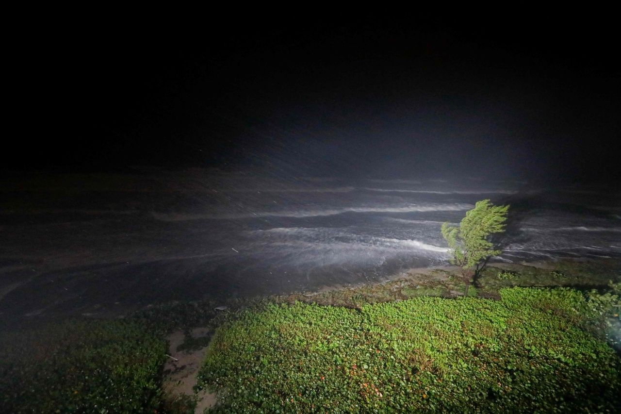 คลื่นสูงซัดชายหาดที่เมืองเจนเซนบีช รัฐฟลอริดา จากอิทธิพลของเฮอริเคนนิโคล ที่เตรียมขึ้นฝั่งถล่มรัฐฟลอริดาในช่วงเช้ามืดวันที่ 10 พ.ย. ตามเวลาท้องถิ่น