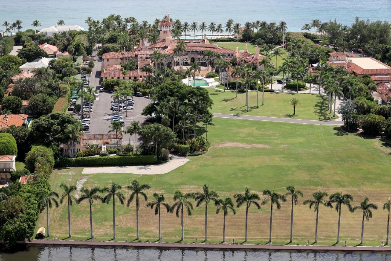 คฤหาสน์ มาร์-อา-ลาโกของโดนัลด์ ทรัมป์ ตั้งใกล้ชายหาดในเมืองปาล์มบีช รัฐฟลอริดา