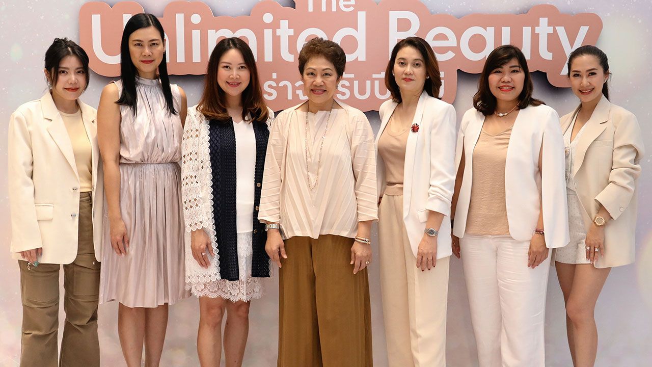 คุ้มมาก - ภัทรพร เพ็ญประพัฒน์ และ กาญจนี พฤกษานุวงศ์ เปิดแคมเปญ “The Unlimited Beauty-ออร่าจับ รับปีใหม่” มอบโปรโมชันสุดคุ้มเมื่อชำระผ่านบัตรเครดิตในเครือกรุงศรีกับสถาบันเสริมความงาม โดยมี นภพรรษ ฤดีสุนันท์ และ จิตจุฑา จันทร์กลํ่า มาร่วมงานด้วย ที่เซ็นทรัลเวิลด์ วันก่อน.