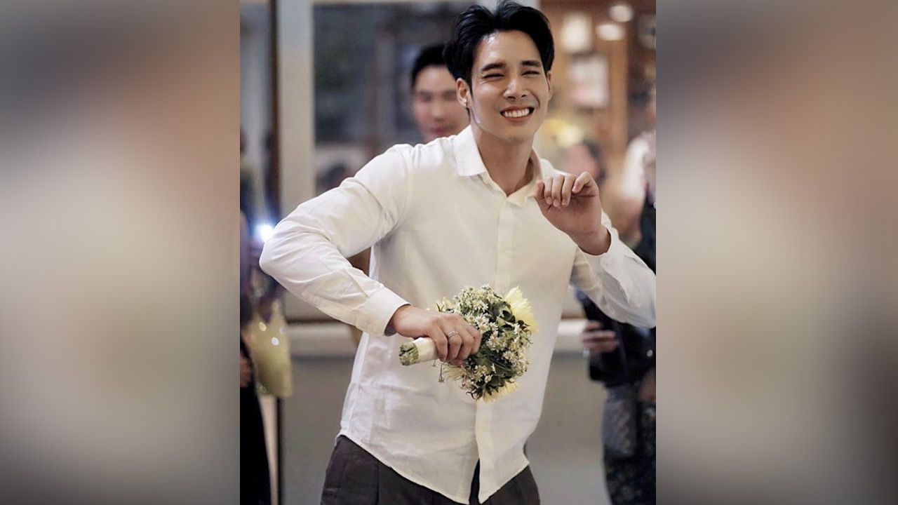 ดุเดือดยิ่งกว่าแย่งดอกไม้เจ้าสาวอีก เมื่อ ว่านไฉ โยนช่อดอกไม้ เหล่าผู้ชายที่อยาก เป็นเจ้าบ่าวคนถัดไปชูมือ กันสลอน แต่แพ้ อ้วน-เด่นคุณ ที่พุ่งไปรับไว้ได้ แม้จะต้องล้มลุกคลุกฝุ่นก็ยอม.