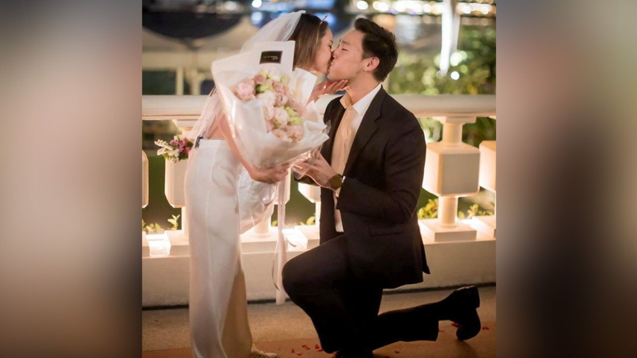 เพิ่งเริ่มหน้าหนาวคนบันเทิงก็แต่งงานไปแล้ว 3 คู่ ล่าสุดก็มี ว่าที่เจ้าสาวอีกราย เมื่อ แอริน ยุกตะทัต ถูกหนุ่ม เบญจ เบญจรงคกุล คุกเข่ายื่นแหวนขอแต่งงาน หลังจากคบหากันมา 5 ปี.