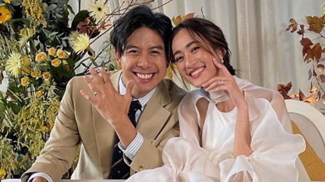 คู่นี้ก็แต่งงานแล้ว อาย-กมลเนตร ควงเจ้าบ่าว ว่านไฉ-อคิร เข้าประตูวิวาห์ไปเรียบร้อย โดยจัดง่ายๆแต่อบอุ่น ณ บ้านที่รีโนเวทใหม่ให้เป็นเรือนหอ ...จัดแบบนี้ก็ดี จบงานก็จูงขึ้นห้องเลย!