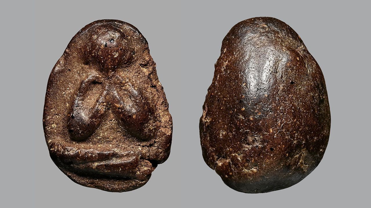 พระปิดตา พิมพ์เม็ดกระบก เนื้อผงคลุกรัก หลวงพ่อบ๊วย วัดท่าลาดเหนือ ของเฮียตี๋ วิคตอรี่ เบเกอรี่.