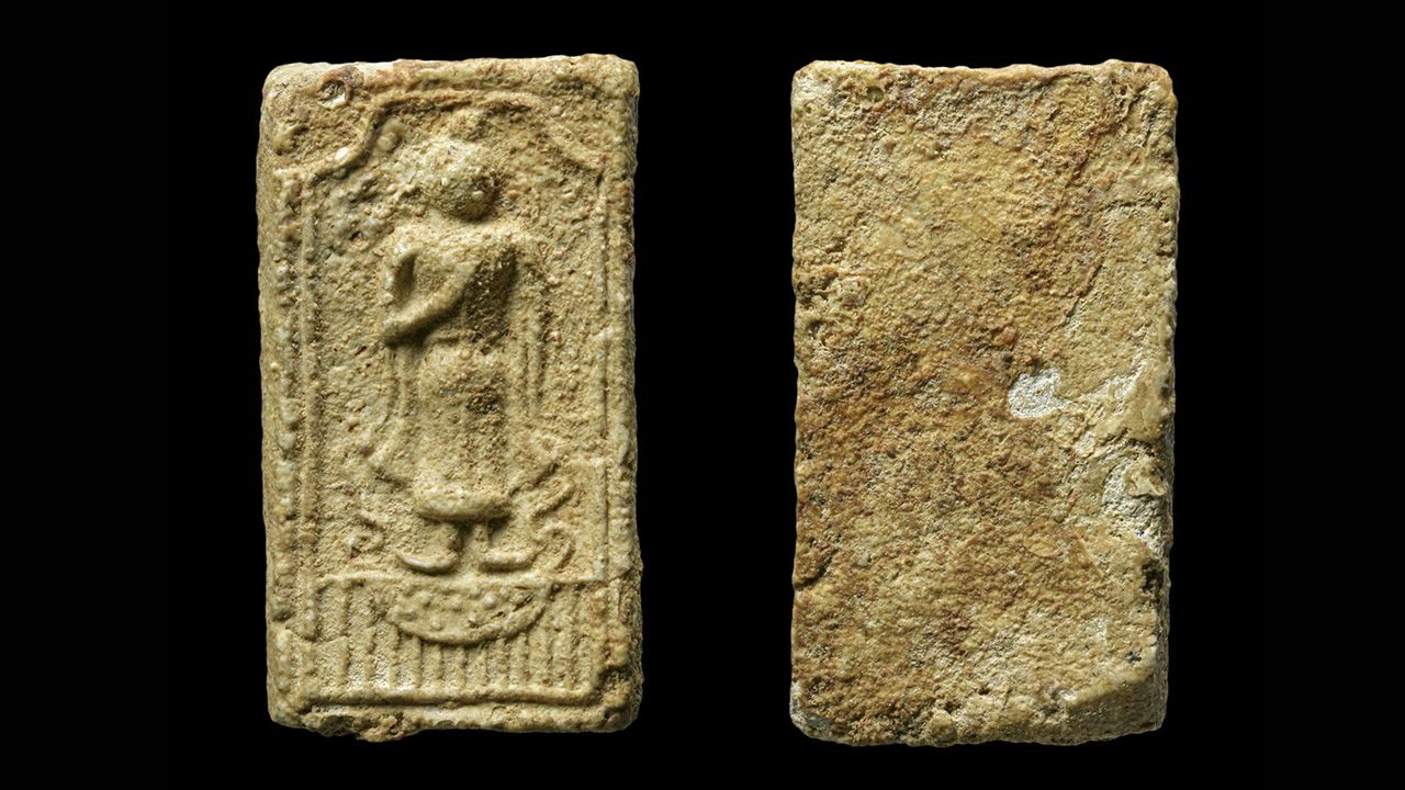 พระพิมพ์ยืนประทานพร กรุเจดีย์เล็ก วัดใหม่ อมตรส ของธีรวิชย์ เวศกิจกุล.