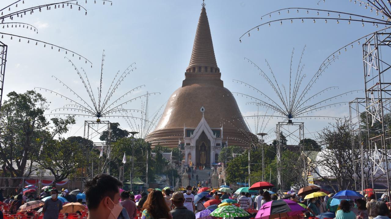 สาธุชนนับพัน ร่วมพิธีครบรอบ 107 ปี "พระร่วงโรจนฤทธิ์" ไม่พลาดส่องเลขเด็ดไปลุ้นรวย