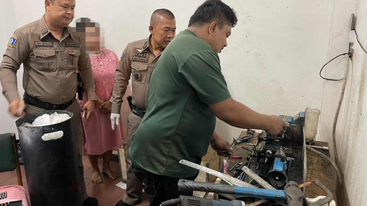 รวบลูกชายผู้บริหารสถานศึกษา ตั้งโรงงานผลิตปืนเถื่อนขาย